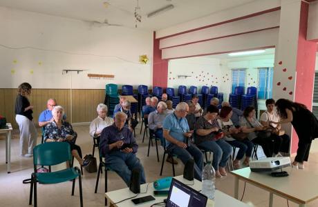 Corso alfabetizzazione digitale al centro d’incontro comunale di Jungi 