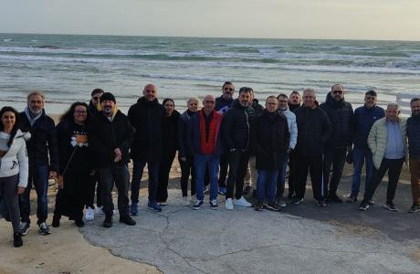 I partecipanti alla riunione lungo la costa ispicese